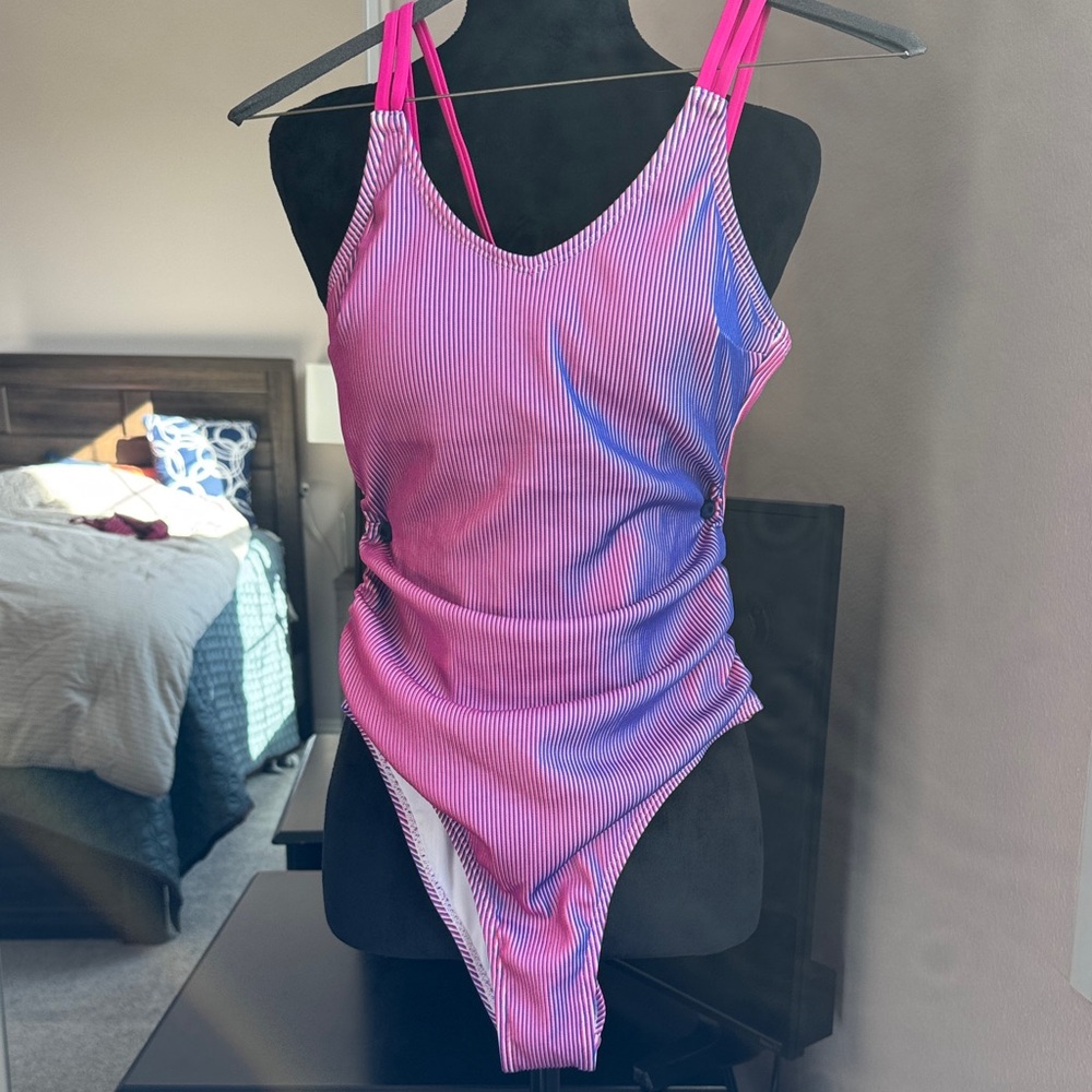 New with Tag- Cupshe Pink & Blue Textured Gradient One-Piece, removable cup